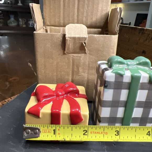 Hallmark 2023 VIP Exclusive Ceramic CHRISTMAS PRESENT SALT & PEPPER SHAKERS - Picture 8 of 9